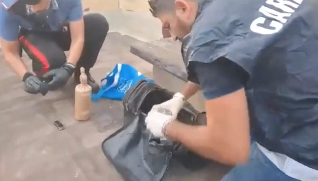 Bombe, droga, coltelli, cartucce: al setaccio il Parco Verde di Caivano Bombe, droga, coltelli, cartucce: al setaccio il Parco Verde di Caivano