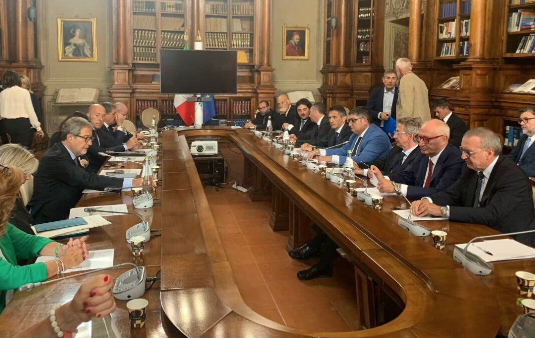 Campi Flegrei, vertice dei sindaci con il Ministro per la Protezione civile: "Del bradisismo, più che preoccuparci dobbiamo occuparci"