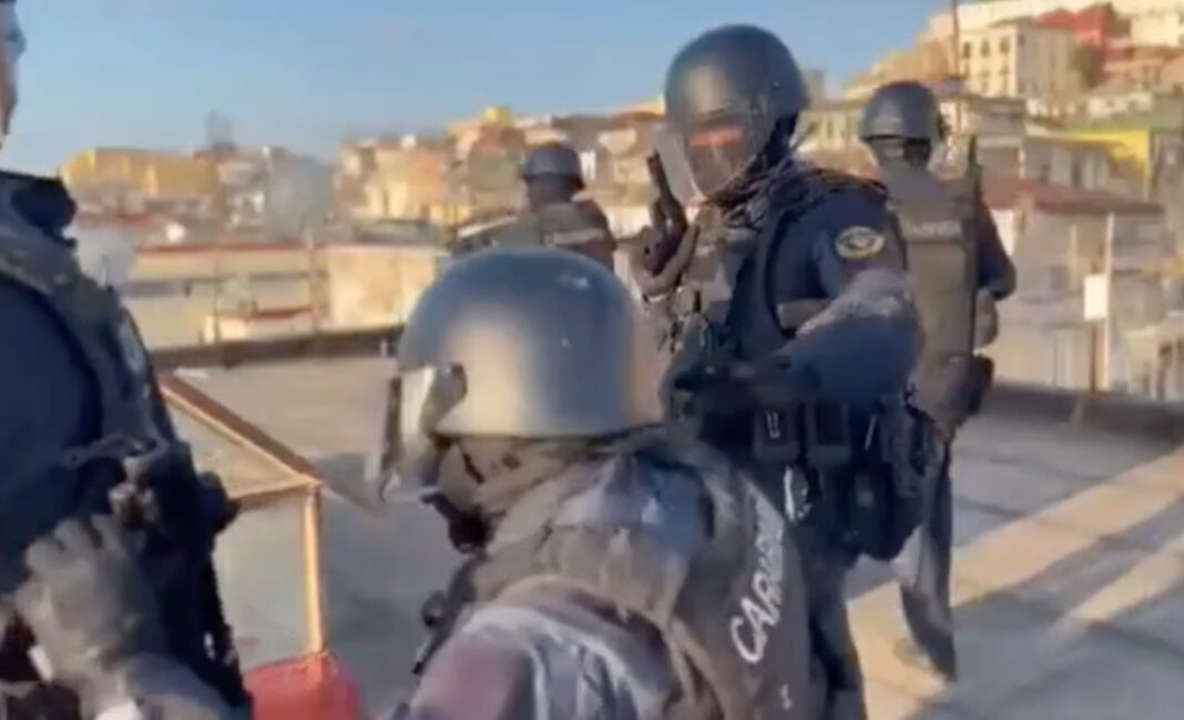 Droga, armi, videosorveglienza abusiva: tutti i dettagli del maxi blitz ai "Quartieri Spagnoli" di Napoli Droga, armi, videosorveglienza abusiva: tutti i dettagli del maxi blitz ai "Quartieri Spagnoli" di Napoli