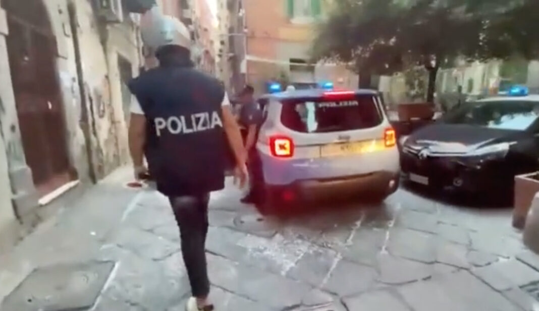 Maxi blitz interforze a Napoli e Roma, 800 uomini in campo ai Quartieri Spagnoli e a Tor Bella Monaca: perquisizioni in corso