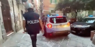 Maxi blitz interforze a Napoli e Roma, 800 uomini in campo ai Quartieri Spagnoli e a Tor Bella Monaca: perquisizioni in corso Maxi blitz interforze a Napoli e Roma, 800 uomini in campo ai Quartieri Spagnoli e a Tor Bella Monaca: perquisizioni in corso