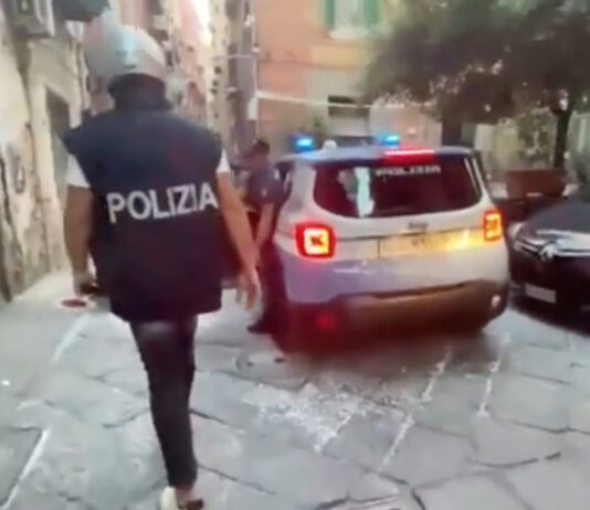 Maxi blitz interforze a Napoli e Roma, 800 uomini in campo ai Quartieri Spagnoli e a Tor Bella Monaca: perquisizioni in corso