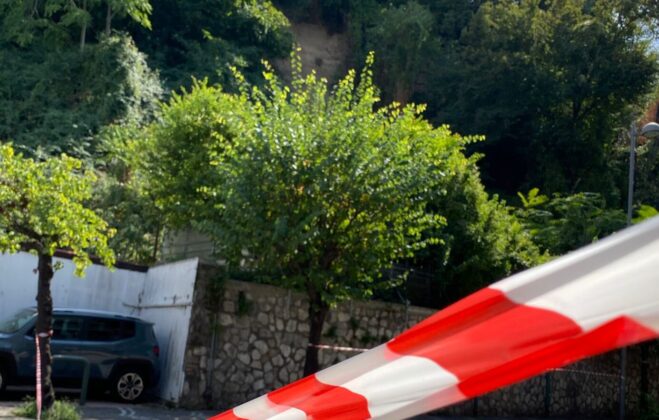 Paura nella notte a Castellammare di Stabia, frana la collina di Varano: chiusa la strada. A rischio i reperti archeologici