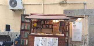 Napoli, Rampe del Salvatore: tappa dell’Apebook a “Riflessi in scena”. Una vera e propria piccola biblioteca ambulante