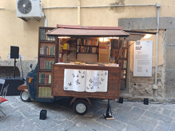 Napoli, Rampe del Salvatore: tappa dell’Apebook a “Riflessi in scena”. Una vera e propria piccola biblioteca ambulante