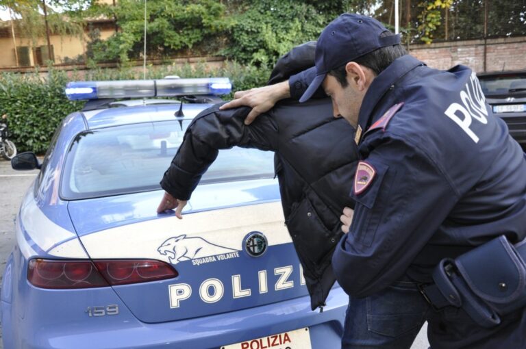 Scampia: sorpreso con la droga. Arrestato 33enne napoletano Scampia: sorpreso con la droga. Arrestato 33enne napoletano