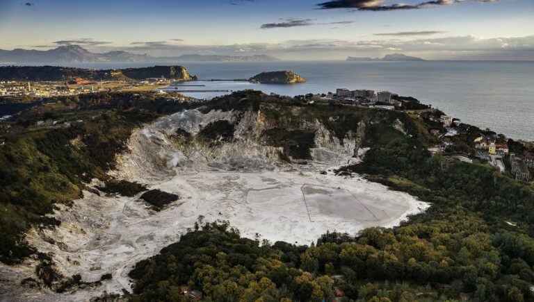 Campi Flegrei, potenziato il monitoraggio della caldera sottomarina Campi Flegrei, potenziato il monitoraggio della caldera sottomarina