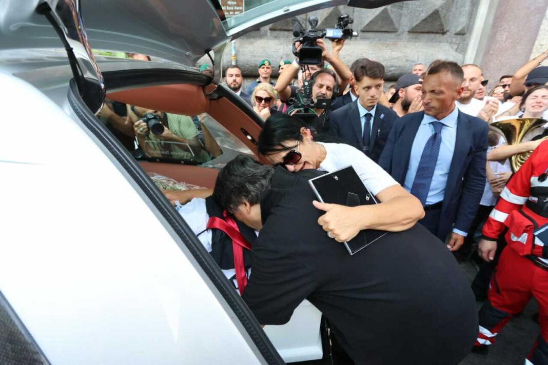 Napoli in lutto per i funerali di Giogiò Cutolo: “Napoli sei tu non è Mare fuori o Gomorra o il Boss delle cerimonie”