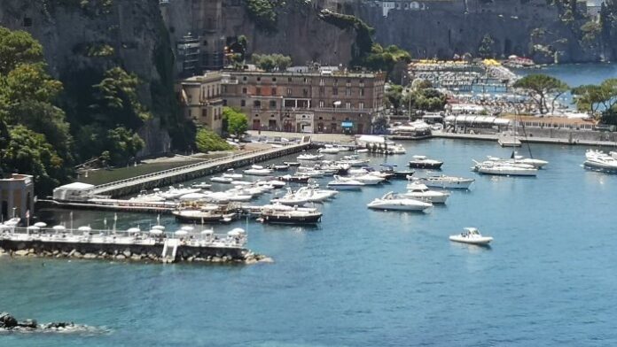 Sorrento, gestione servizi igienici ed aree comuni alla stazione marittima