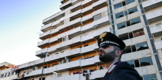 Scampia: carabinieri setacciano le vele. Pusher in manette