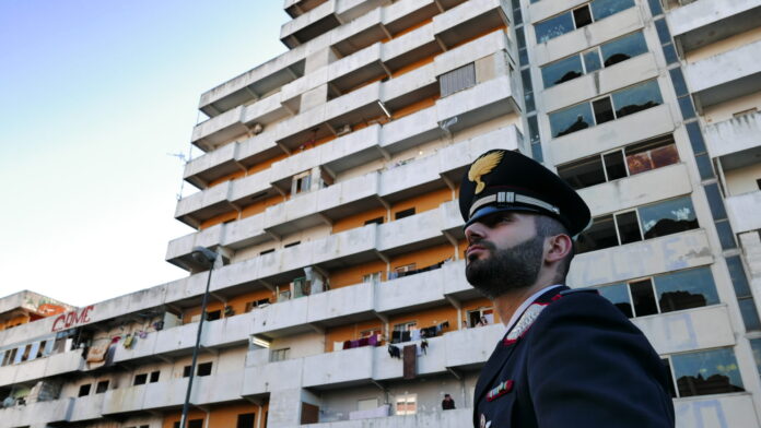 Scampia: carabinieri setacciano le vele. Pusher in manette