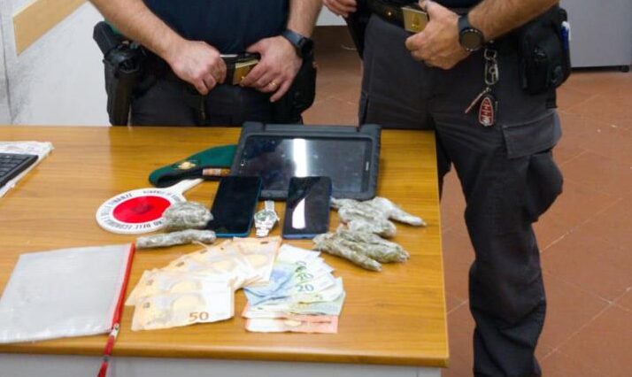 In via Vecchia Aquini a Boscoreale a bordo di un Suv con marijuana in dosi: arrestato dalla guardia di finanza