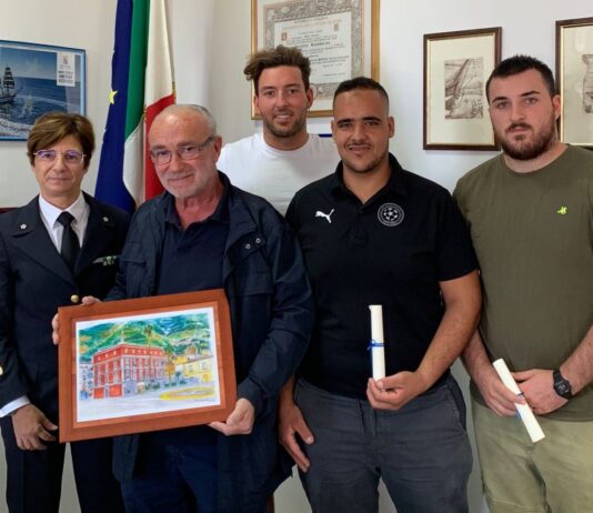 Meta di Sorrento, papà e tre bimbe rischiano di annegare: gli addetti al salvataggio premiati dalla guardia costiera