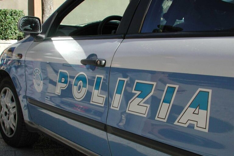 Napoli, spari in via Gianturco: arrestato 20enne del clan Caldarelli. Voleva sparare all’ex compagna Napoli, spari in via Gianturco: arrestato 20enne del clan Caldarelli. Voleva sparare all’ex compagna