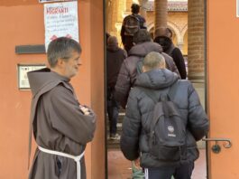 Cava de’ Tirreni: contro la povertà, i frati distribuiscono pane in strada