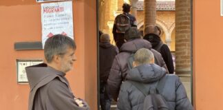 Cava de’ Tirreni: contro la povertà, i frati distribuiscono pane in strada