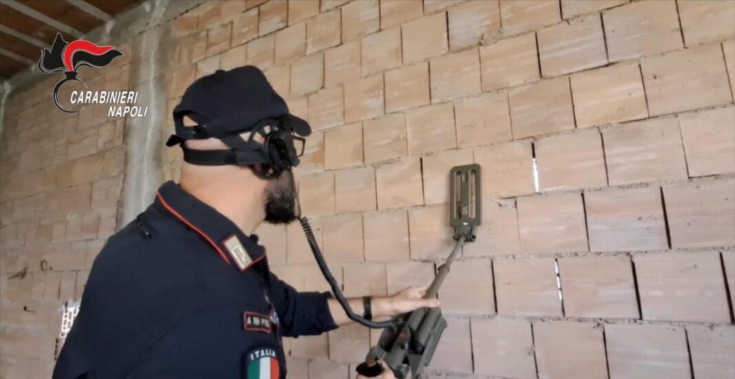 Caivano: 10 chili di droga e armi da guerra nascoste nei muri, trovate grazie ai metal detector