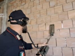 Caivano: 10 chili di droga e armi da guerra nascoste nei muri, trovate grazie ai metal detector