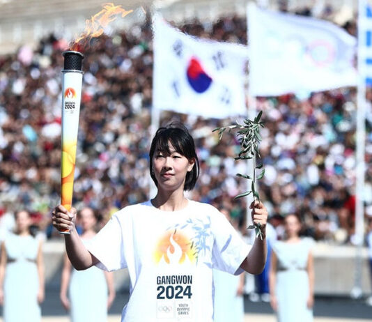 Gangwon Torch Tour 2024 accesa Atene fiamma olimpica gioventù