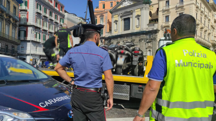 Napoli, Quartieri Spagnoli: occupazione degli spazi pubblici senza autorizzazione. Rimossi veicoli, paletti e transenne del Comune Napoli, Quartieri Spagnoli: occupazione degli spazi pubblici senza autorizzazione. Rimossi veicoli, paletti e transenne del Comune