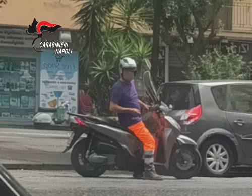 Operatore ecologico spacciava droga mentre era in servizio, arrestato dai carabinieri a Napoli: preso in flagranza di reato