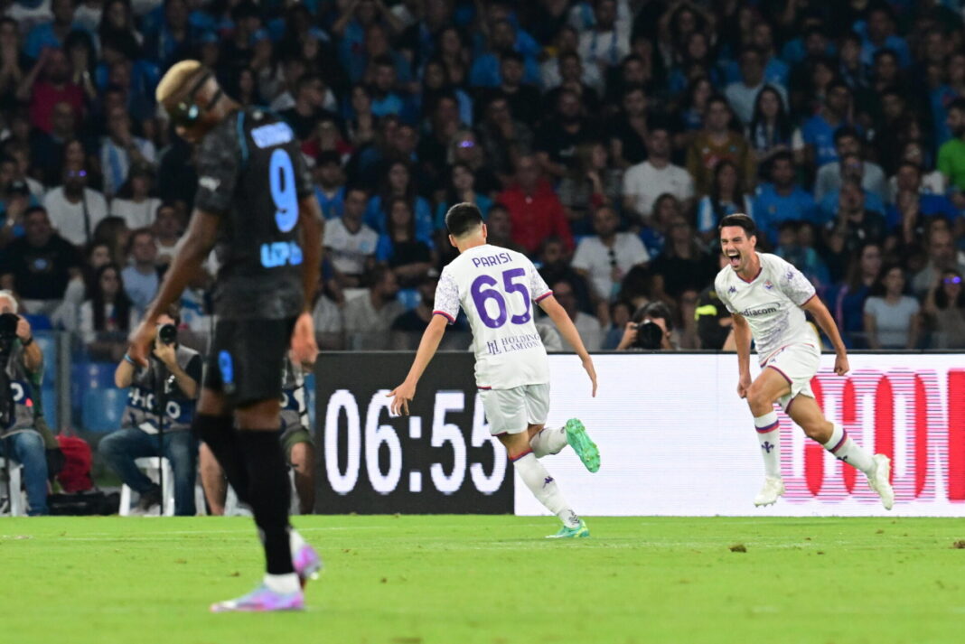 Altro che "obiettivo 3 punti". La Fiorentina passa al Maradona, fischi per un Napoli troppo confusionario
