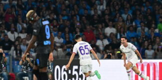 Altro che "obiettivo 3 punti". La Fiorentina passa al Maradona, fischi per un Napoli troppo confusionario