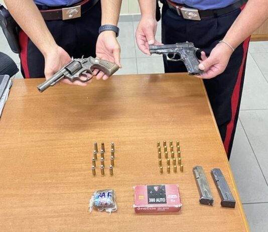 Qualiano: padre e figlio con armi e droga. Arrestati dai Carabinieri. Sequestrate due pistole pronte a sparare