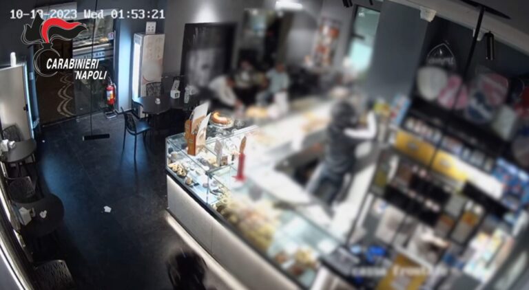 Castellammare, 16enne rapina un bar del viale Europa: portati via migliaia di euro in “Gratta e Vinci”. Arrestato, caccia al complice (VIDEO)