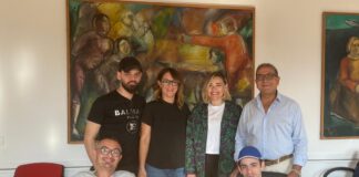 Parte ufficialmente a Boscoreale “Tirocini d’inclusione”, il progetto promosso dalla Regione Campania che consentirà a tre ragazzi con disabilità di avvicinarsi al mondo del lavoro. Il sindaco Pasquale Di Lauro ha infatti firmato i contratti che consentiranno ai tre giovani di Boscoreale di fare un’esperienza sul campo all’interno degli uffici comunali. L’intervento ricade nel progetto presentato dall’Ambito N30 a seguito della manifestazione d’interesse per le “Progettualità di cui al Fondo per l’inclusione delle persone con disabilità” della Regione Campania. Alla procedura hanno partecipato 40 cittadini con disabilità nei comuni dell’Ambito N30 (Torre Annunziata, Boscoreale, Boscotrecase e Trecase). Dopo la presentazione delle domande e dei colloqui di ammissione, sono stati selezione 12 cittadini: di questi, 3 saranno impegnati negli uffici comunali di Boscoreale. I tre ragazzi, Giuseppe Longobardi, Giuseppe D’Ambrosio e Giovanni Casciello, faranno un tirocinio rimborsato dalla Regione Campania per 18 mesi, rispettivamente all’ufficio Politiche Sociali, all’Anagrafe e al Patrimonio. 5 ore al giorno per tutti i giorni della settimana, dal lunedì al venerdì (8.30 – 13.30). “E’ una straordinaria opportunità per i giovani e per le persone inoccupate con disabilità del nostro territorio di avvicinarsi al mondo del lavoro – ha affermato il sindaco Pasquale Di Lauro – è un progetto che consente di abbattere le barriere creando concrete opportunità di inclusione. Per 18 mesi questi ragazzi ci accompagneranno nelle attività degli uffici, supportando e collaborando con i nostri funzionari. E’ anche un esempio di impegno pubblico concreto perché la Casa Comunale è la casa di tutti i cittadini. Partecipare a un progetto che consente di dare una mano agli uffici comunali significa anche dare una mano alla propria città”.