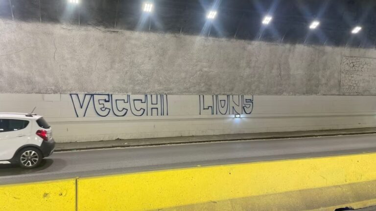 Napoli: “vecchi lions” con lo spray su una parete della galleria Vittoria. 4 persone denunciate dai Carabinieri