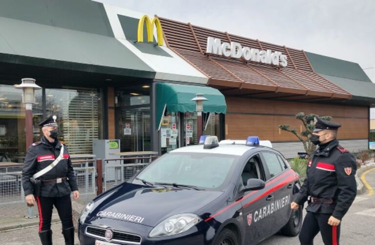 Rissa e spari all’alba davanti al McDonald’s di Sant’Anastasia, due ragazzi feriti, uno è in gravi condizioni