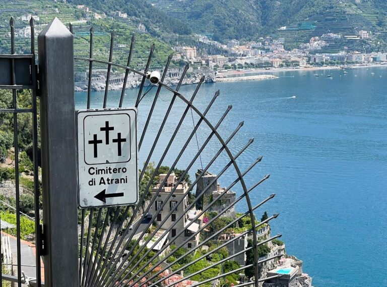 Atrani, un contributo di 300 euro per chi sceglie la cremazione