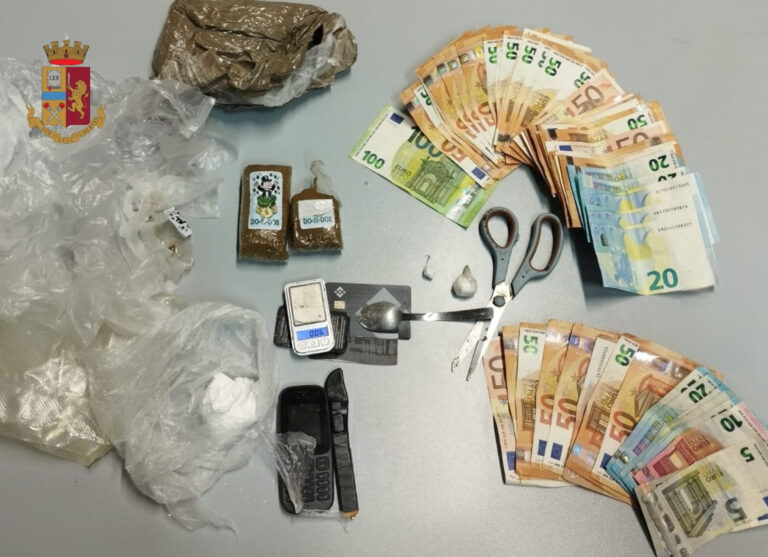 Napoli: sorpreso con la droga. Arrestato un 33enne Napoli: sorpreso con la droga. Arrestato un 33enne