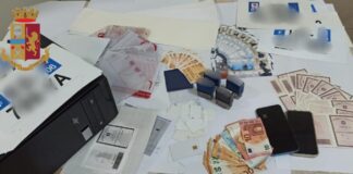 Napoli, scoperta una "centrale" di documenti falsi nei Quartieri Spagnoli. Arrestato un uomo e denunciato un cliente
