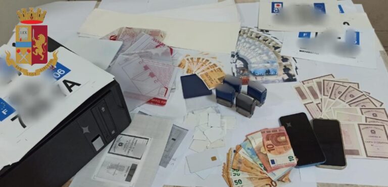 Napoli, scoperta una “centrale” di documenti falsi nei Quartieri Spagnoli. Arrestato un uomo e denunciato un cliente Napoli, scoperta una “centrale” di documenti falsi nei Quartieri Spagnoli. Arrestato un uomo e denunciato un cliente