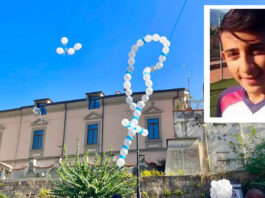 Gragnano, commozione e palloncini bianchi e azzurri per i funerali di Daniele Scarfato: il 19enne ha perso la vita in un incidente