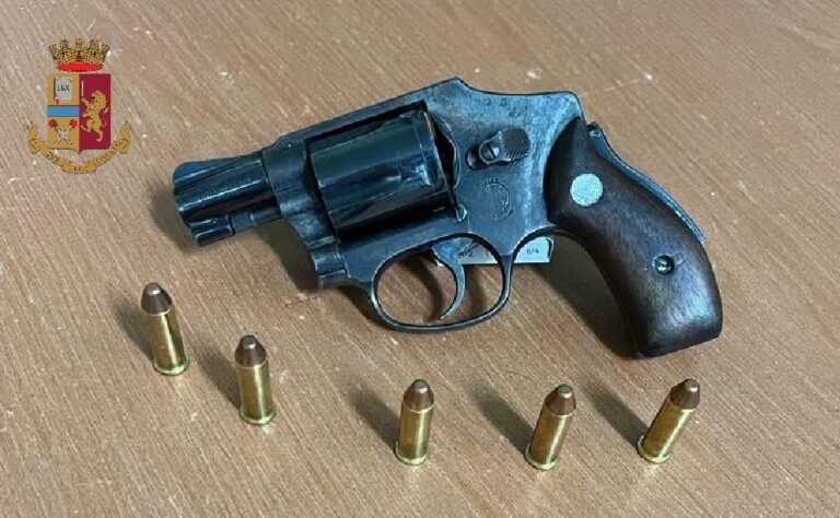 Scampia: tenta di disfarsi di una pistola. Arrestato un 30 enne napoletano Scampia: tenta di disfarsi di una pistola. Arrestato un 30 enne napoletano