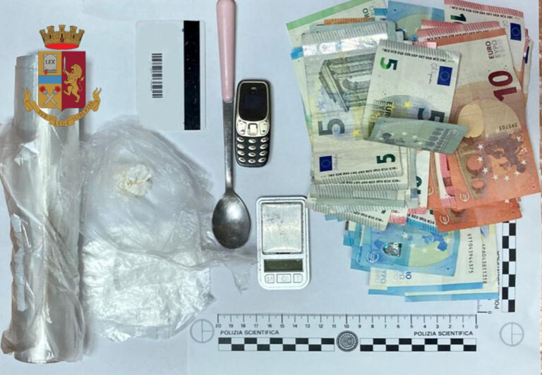 Torre del Greco: sorpresi in casa con la droga. Arrestato un 40enne e denunciata una donna Torre del Greco: sorpresi in casa con la droga. Arrestato un 40enne e denunciata una donna