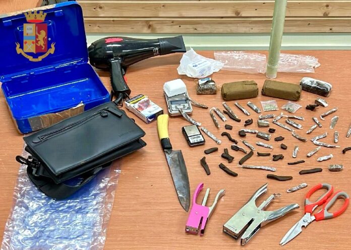 Scampia: tenta di disfarsi della droga. Arrestato un 25enne napoletano