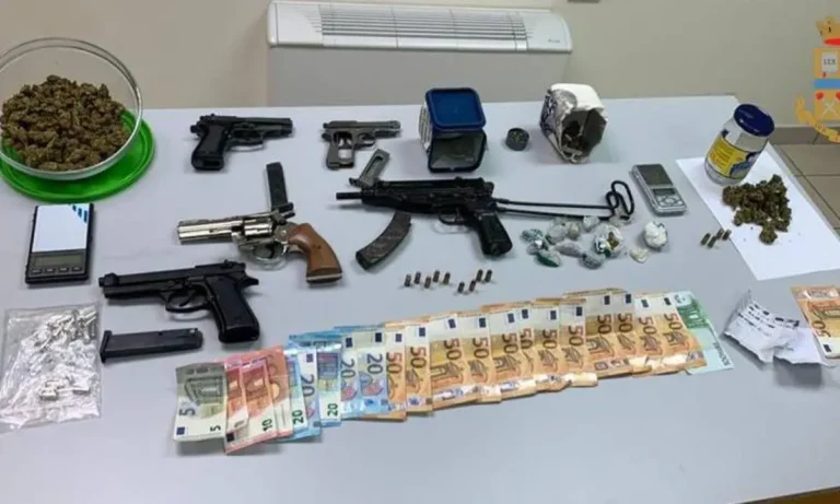 Castellammare di Stabia: scoperte armi, munizioni e droga. Arrestato un 27enne Castellammare di Stabia: scoperte armi, munizioni e droga. Arrestato un 27enne