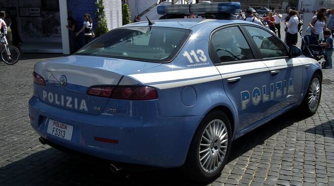 Arenella: tentano di darsi alla fuga ed il passeggero viene sorpreso con la droga e bloccato Arenella: tentano di darsi alla fuga ed il passeggero viene sorpreso con la droga e bloccato