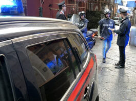 Napoli, strappano cellulare dalle mani di un ragazzino ma lo fanno davanti ai carabinieri