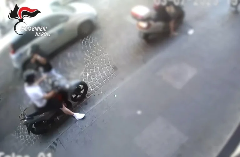 Napoli, scippano due Rolex dal polso di turisti cinesi, ripresi dalle telecamere prima e dopo la preparazione del colpo – VIDEO –