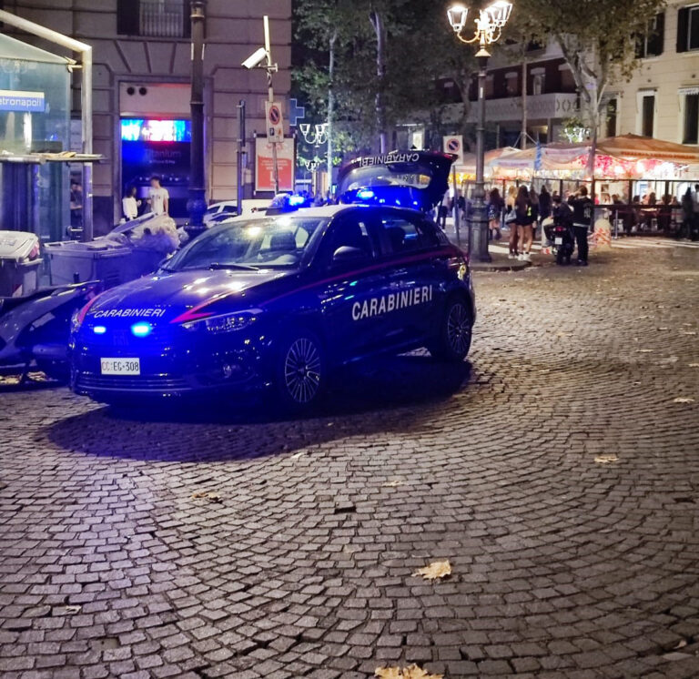 Napoli, Vomero: controlli dei Carabinieri, 1 arresto e 5 denunce. Tra le armi trovate una mazza da baseball Napoli, Vomero: controlli dei Carabinieri, 1 arresto e 5 denunce. Tra le armi trovate una mazza da baseball