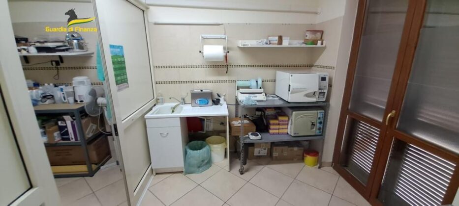 A Nocera Superiore uno studio dentistico completamente abusivo: quattro indagati per esercizio abusivo della professione odontoiatrica