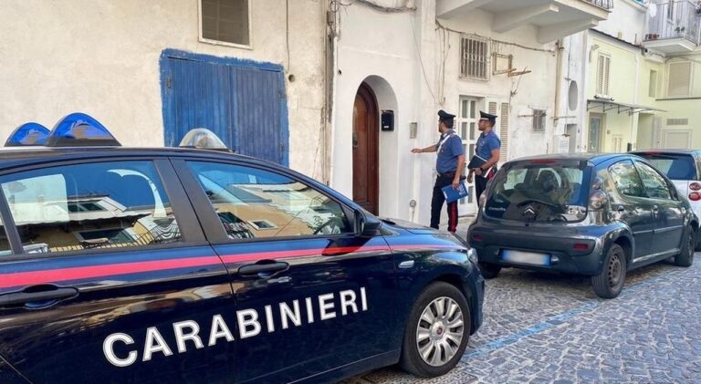 Napoli, Barra: trovata droga da smerciare nel sottosella dello scooter. 25enne arrestato