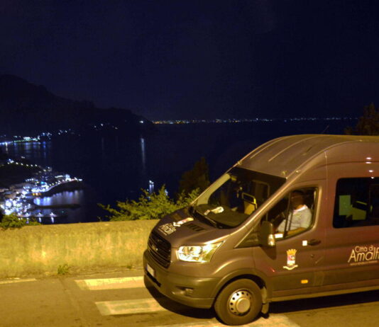 Amalfi, prorogato il servizio di mini bus notturno per le frazioni