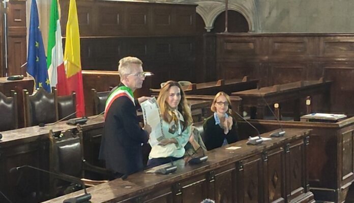 Conferita ufficialmente a Julian Assange la cittadinanza onoraria del Comune di Napoli Conferita ufficialmente a Julian Assange la cittadinanza onoraria del Comune di Napoli