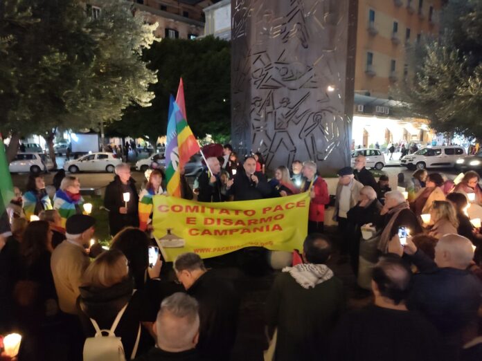 Conflitto Israele-Palestina a Napoli la fiaccolata per la pace nella Striscia di Gaza Conflitto Israele-Palestina a Napoli la fiaccolata per la pace nella Striscia di Gaza
